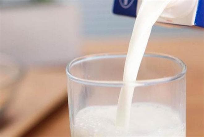 全脂牛奶和脱脂牛奶有什么区别？脱脂牛奶比全脂牛奶更健康吗？