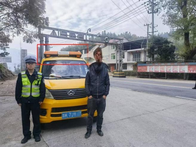 私家车违规安装“警灯”！福建交警当场查处，拆除+处罚！