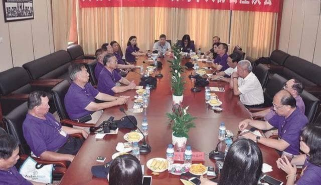 同学聚会被要求“统一服装”，避免炫富攀比，但差距依然很明显