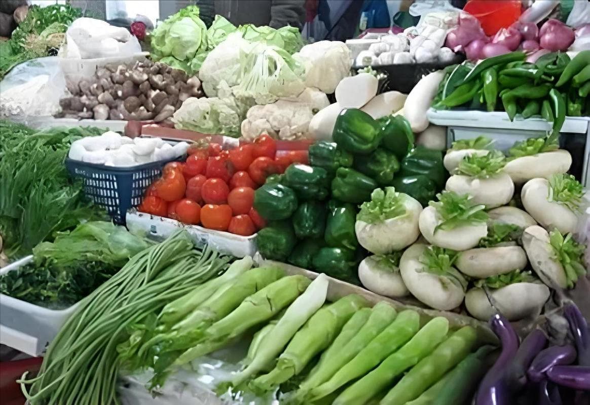 蔬菜是餐桌常客，但3种蔬菜却不建议多吃，你家厨房有吗？