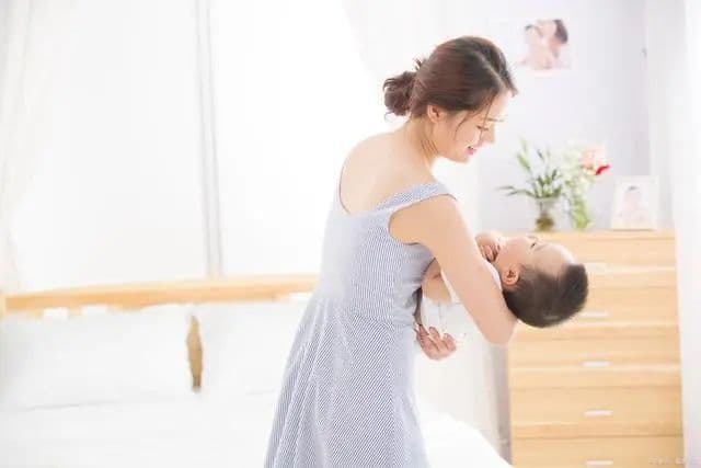 新生儿一天喂几次奶？如何给新生儿选择合适的奶粉？