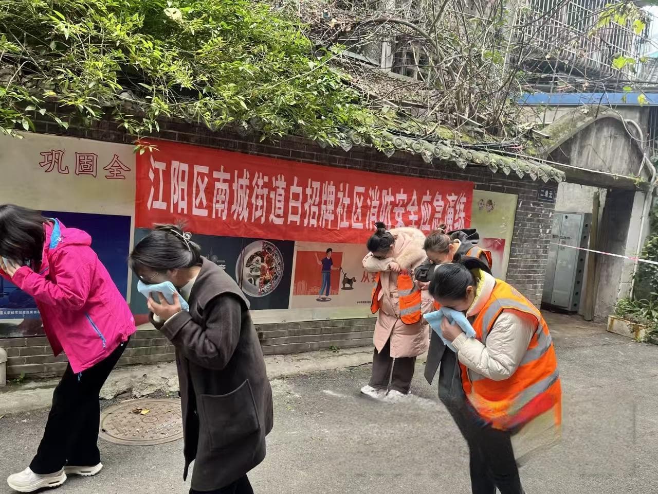 江阳区南城街道白招牌社区开展消防应急疏散演练