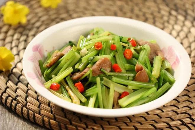 买芹菜时，挑“粗的”还是“细的”？味道差别很大，学会了再买吧