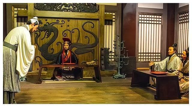 为什么说“鸿门宴”是古代尊卑与服从性的典型，具体体现在哪里？