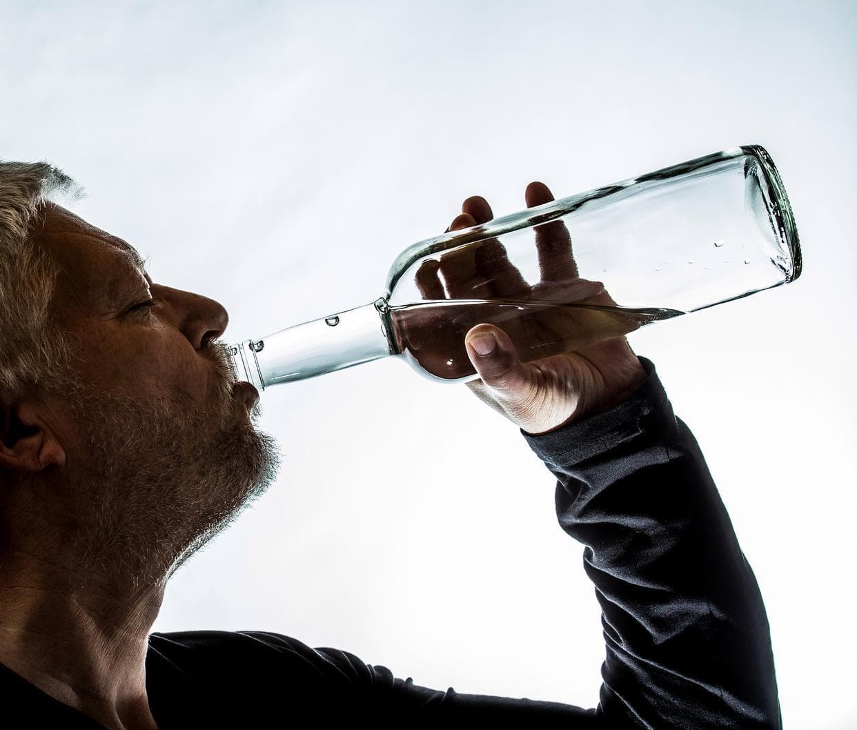 中年朋友为何要避免含酒精饮料？酒精对肝脏有何影响？