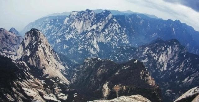 华山简介，感受险峻山峰之美，带你领略山水之魂！