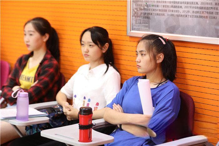 演员在表演中如何控制情感？