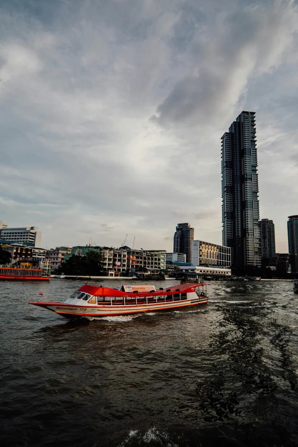 曼谷除夕旅游遇冷：大型倒数活动难掩安全担忧