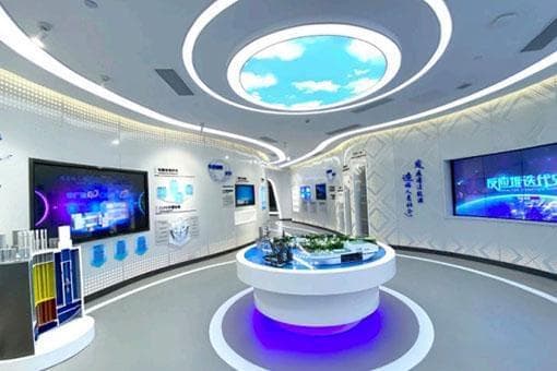 展厅设计中，哪些视觉元素能吸引观众注意力？