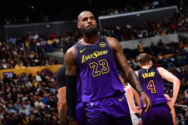 NBA官方：因洛杉矶遭遇大火，将延期举行今日湖人对阵黄蜂的比赛