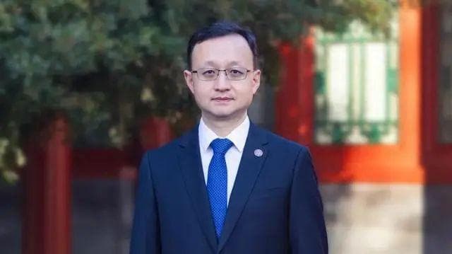 甘肃人，46岁，任清华大学副校长