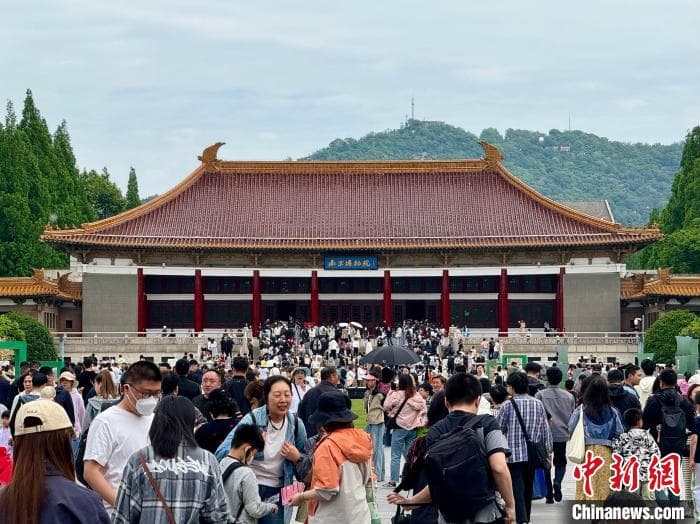 好友选“中间城市”假期会面：双向奔赴岂不美哉