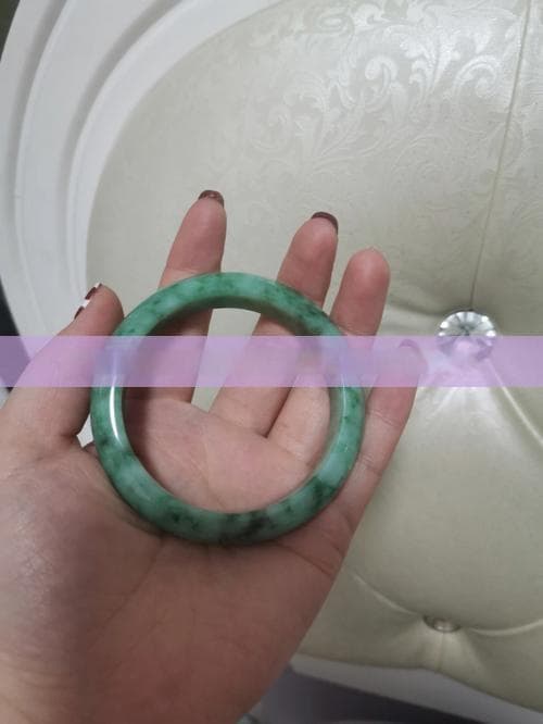 手镯选购完全指南：从手型测量到搭配技巧