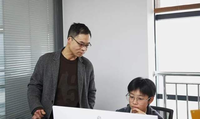 残疾人创业典型 | 被大火烧伤从头再来，走上“AI+智学”创业路