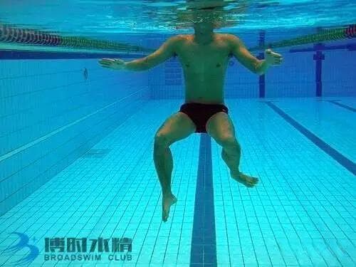 踩水教学零基础：比游泳更重要的水中求生技能