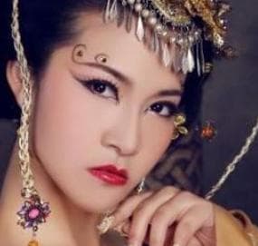 揭秘古代女子为何不能轻易露脚：缠足习俗背后的深层原因