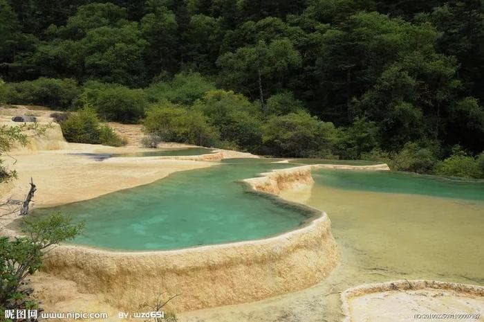 地下水的搬运作用和沉积作用，动图展示地下水漏斗的形成