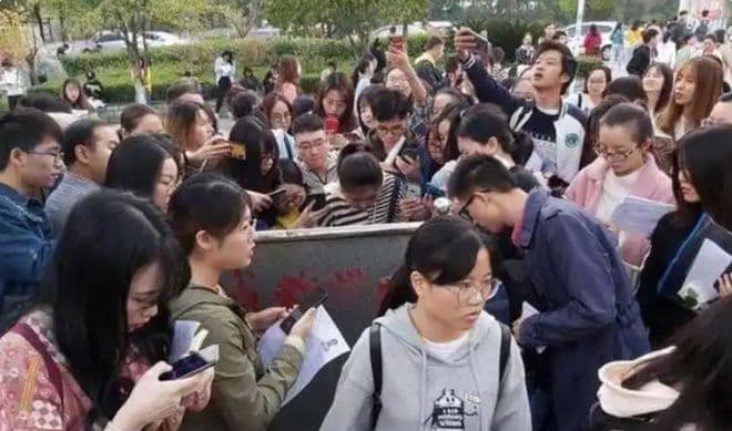 2025考研英语难度大增：图表作文成"拦路虎"，阅读理解设"陷阱"