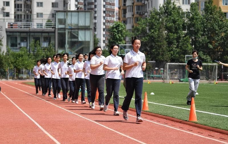 中考体育测试在即 家长群热议跑鞋 穿“竞速鞋”能提高成绩吗？
