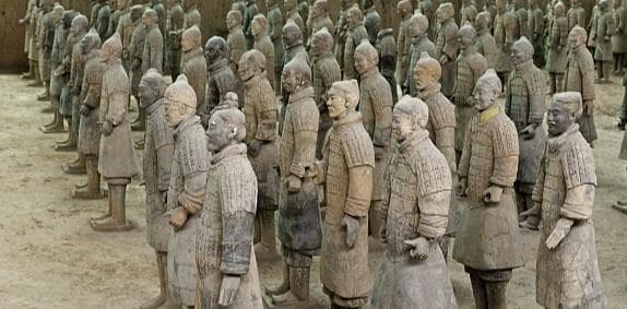 先秦时商鞅变法，雷厉风行改革土地制度，百姓因此奋力耕种杀敌