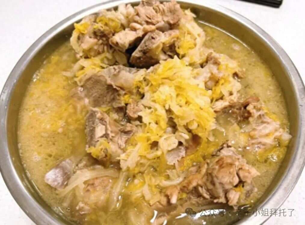东北大骨头炖酸菜：东北大厨教你炖肉老配方，在家就能吃到正宗东北菜