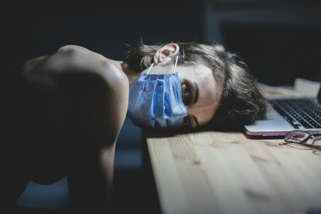 职场幸存者综合症：被裁员阴霾吞噬的“幸运”员工，该如何自处？