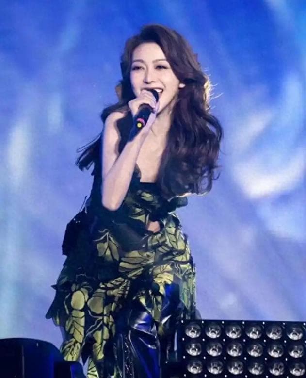 薛凯琪：曾因抑郁自杀，被拍与黑人出入酒店，如今登春晚一舞成名