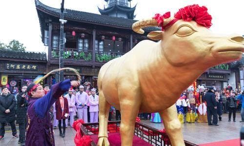 立春时节都有哪些传统的习俗？打春牛、吃春饼、贴春字……