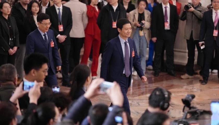 雷军亮相“代表通道”：将把最新AI技术应用到各个终端