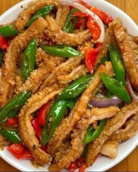 火爆辣椒炒牛肚：辣味四溢，牛肚鲜嫩