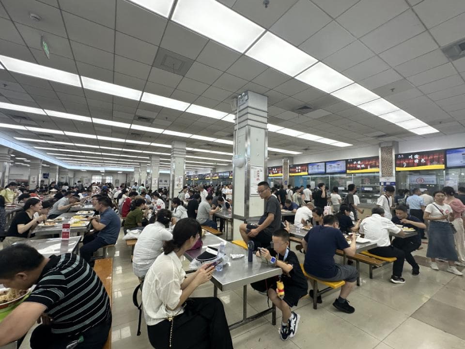 暑假复旦大学食堂座无虚席，对外开放后社会公众涌入，记者探访