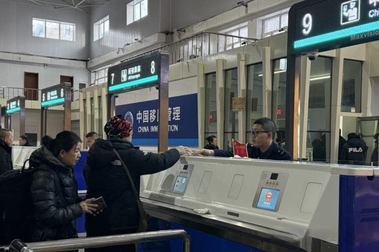 五分钟出境！今日，中国黑河—俄罗斯布拉戈维申斯克浮箱固冰通道客货运输正式开通