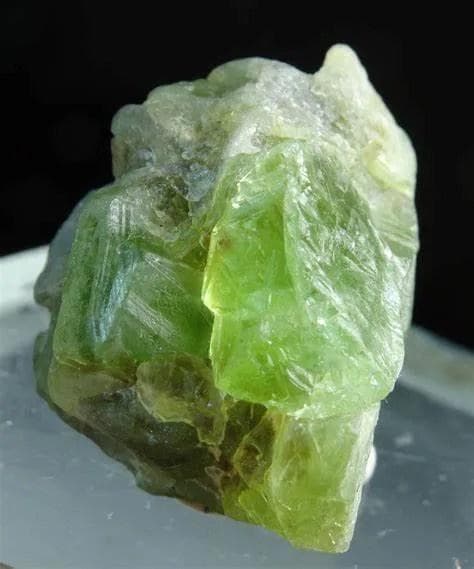 橄榄石：迷人的宝石
