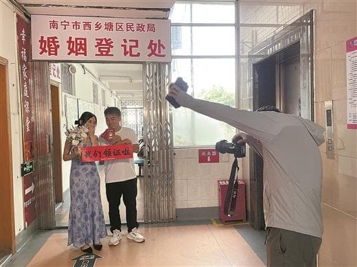 领证跟拍成潮流 摄影师“供不应求”