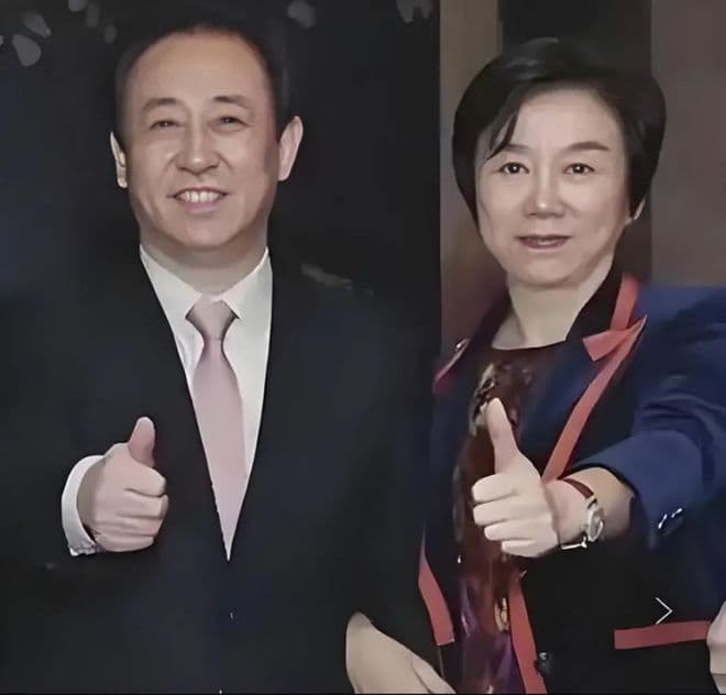 许家印前妻被全球追债：从豪门到被告席的落差