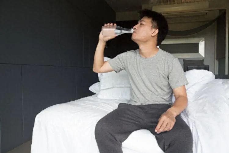 晚上睡觉总是口干？别以为是缺水，或是4种疾病“预警”