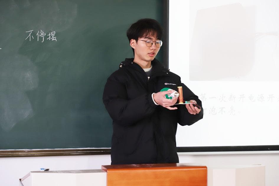 扬大举行自制教具大比拼 将生活物品制成“魔力教具”