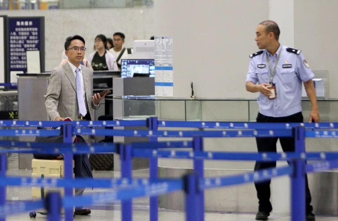 中国首张电子口岸签证在上海签发，外籍人士可全程网上办理
