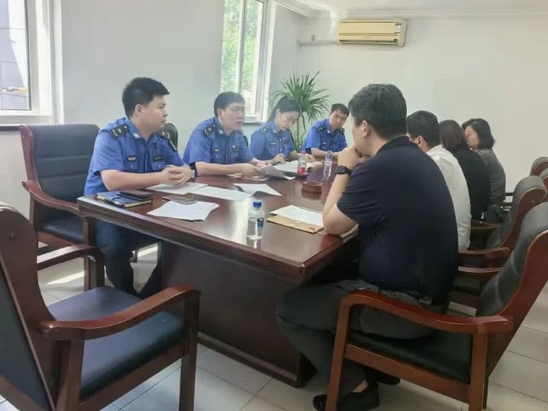 高档小区私设“地锁”，城管介入破解“心锁”