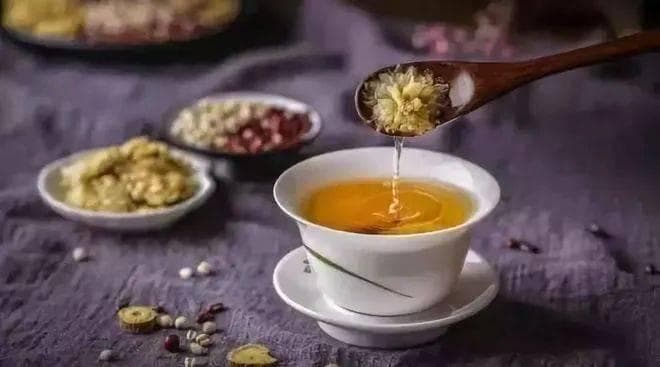 山楂茶、菊花茶等十种降压茶饮，高血压患者可常饮