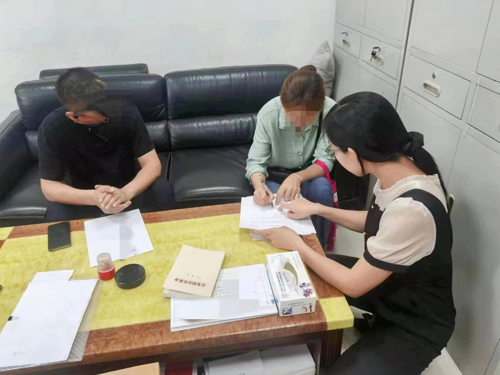 女子冒雨跨城入职，因患鼻炎被辞退，公司赔偿了→