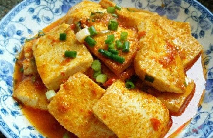 香煎豆腐片：一道简单美味的农家菜肴