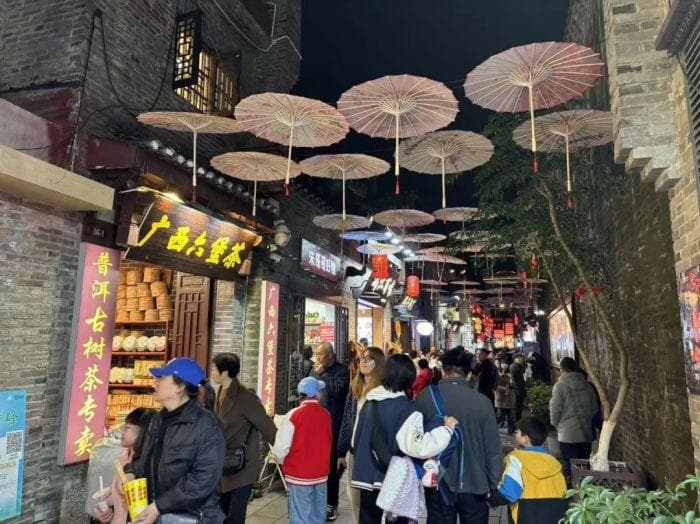 2025年春节桂林旅游盛况：景区人潮涌动，活动精彩纷呈