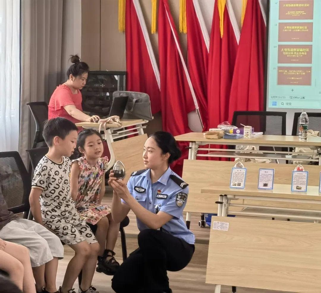 全民禁毒宣传月 | 大手牵小手  童心画禁毒