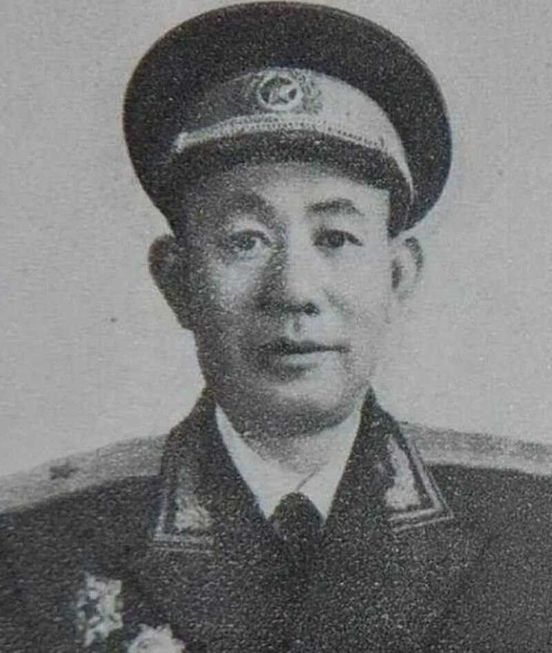 他曾担任陈毅的警卫员，40岁当上将军，多次力挽狂澜，立下大功
