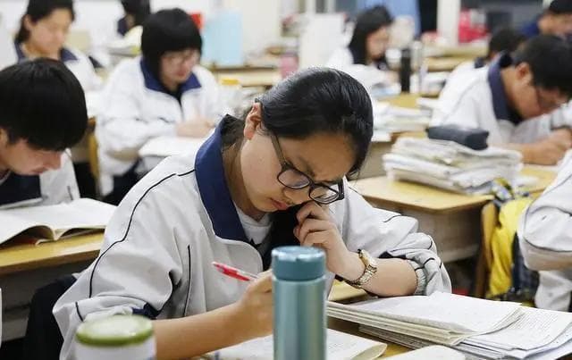 教育部发布2025年高考四大改革政策：禁止公立学校招复读生，取消一本二本三本划分