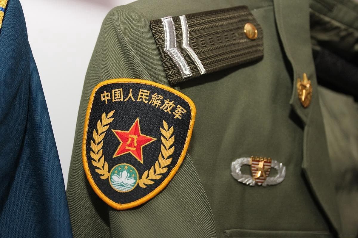 一文读懂中国军队肩章标识：从军衔到军种的详细解析