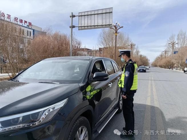 大柴旦交警开展驾乘人员不系安全带整治行动