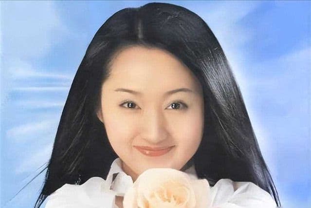 53岁杨钰莹现状：住深圳豪宅，穿碎花裙皮肤光滑，在自家楼顶种菜