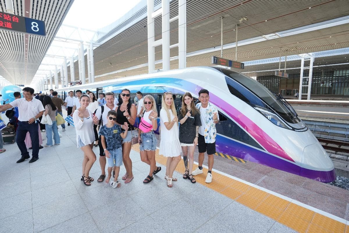三亚至乐东旅游铁路开通，智能动车组首配咖啡机AI拍照